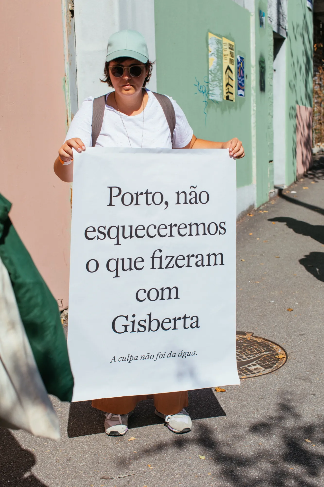 Uma participante segura um cartaz: “Porto, não esqueceremos o que fizeram com Gisberta”.