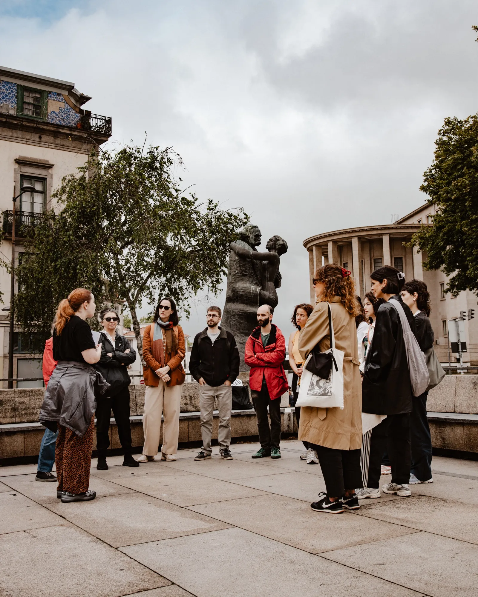 A guia com o grupo do passeio junto à estátua “Amor de Perdição”, no Porto.