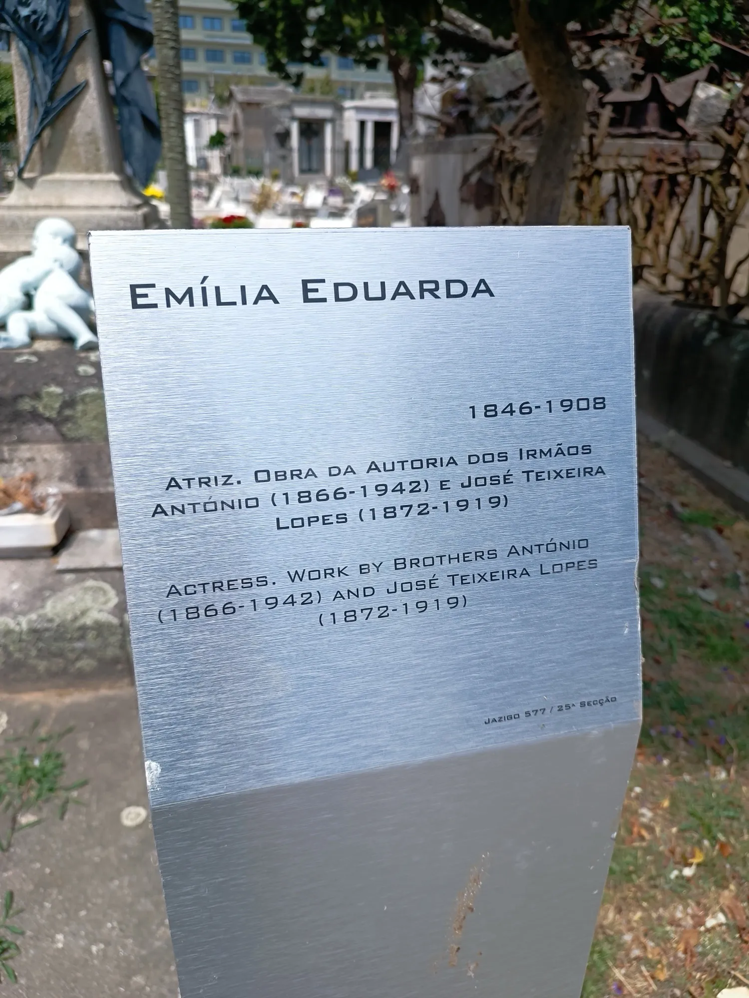 A placa dedicada à atriz Emília Eduarda (1846–1908), obra dos irmãos Teixeira Lopes.